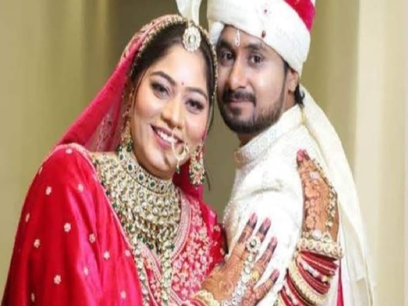 কিন্তু কীভাবে পুলিশের সন্দেহ হল, পুরো ঘটনার নেপথ্যে সোনম নিজেই থাকতে পারেন? পুলিশ সূত্র জানিয়েছে, ভাকুপর বনশাই নামের স্থানীয় এক ট্যুর গাইড পুলিশকে জানান, মাওলাখিয়াত থেকে নোনগ্রিয়াট পর্যন্ত ট্রেকিংয়ে তিনিই নিয়ে গিয়েছিলেন দম্পতিকে। প্রায় তিন ঘণ্টা সময় লেগেছিল। এরপর তাঁরা হোমস্টেতে ফিরে যান। পরদিন তাঁরা গাইড নিতে চাননি। বলেছিলেন,এই রাস্তা তাঁদের চেনা। 