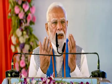 সিওয়ানে জনসভা থেকে মোদী বলেন, “বিহারের মানুষ এই অপমান কোনওদিন ভুলবে না। তারা উপযুক্ত জবাব দেবে।”