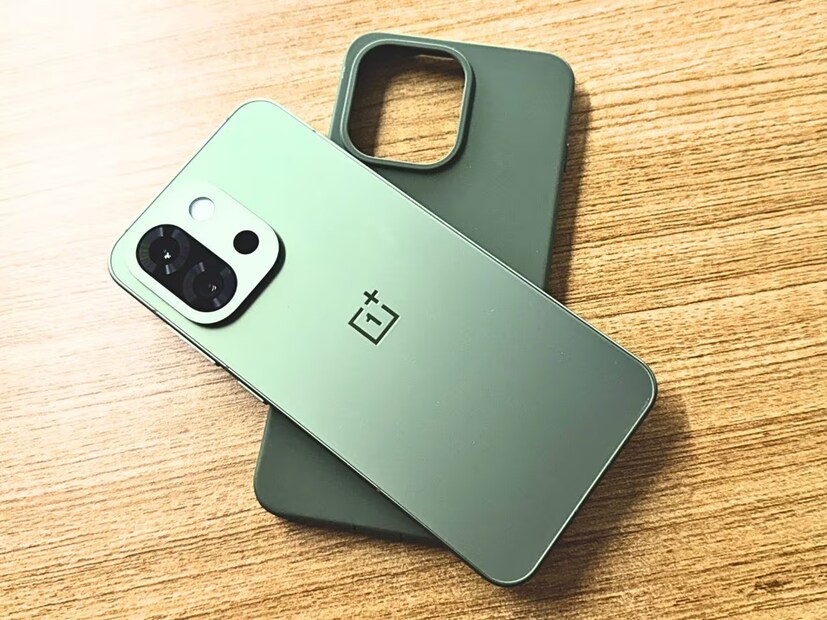 OnePlus 13s launch in India: ভারতের বাজারে আত্মপ্রকাশ করল OnePlus 13s। দাম শুরু হচ্ছে ৫৪৯৯৯ টাকা। এতে থাকছে Qualcomm Snapdragon 8 Elite চিপসেট। সবথেকে সাশ্রয়ী প্রিমিয়াম ফোনগুলির তালিকায় অন্যতম হল OnePlus-এর এই ফোনটি। তিনটি রঙের বিকল্প বা কালার ভ্যারিয়েন্টে গ্রাহকরা পেয়ে যাবেন OnePlus 13s। তবে এতে অ্যালার্ট স্লাইডারের পরিবর্তে রয়েছে একটি প্লাস কি।