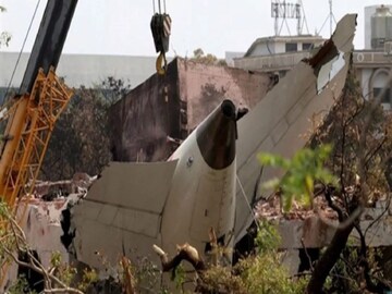 আহমেদাবাদ বিমান দুর্ঘটনার সেই প্রথম ভিডিও! কিন্তু কে তুলেছিল সেটি? প্লেন তো কত নামে ওঠে, এই প্লেনের ভিডিও এত মন দিয়ে কে করল? আহমেদাবাদ বিমান দুর্ঘটনার সেই প্রথম ভিডিও! কিন্তু কে তুলেছিল সেটি? প্লেন তো কত নামে ওঠে, এই প্লেনের ভিডিও এত মন দিয়ে কে করল?