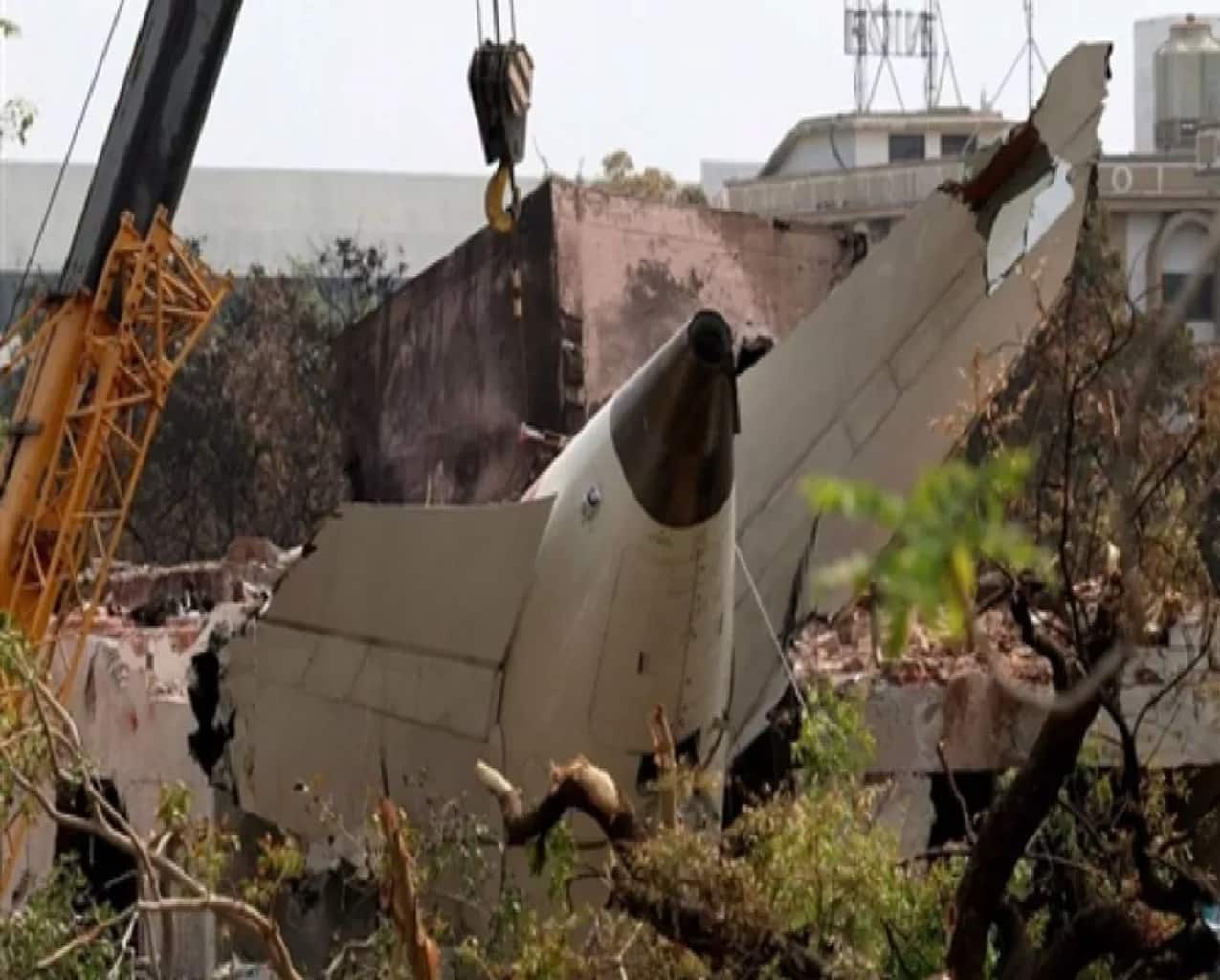 আহমেদাবাদ বিমান দুর্ঘটনার ভিডিও তোলা ১৭ বছর বয়সি ছেলেটি কে? কেন তাকে বাড়ি থেকে নিয়ে গেল পুলিশ?