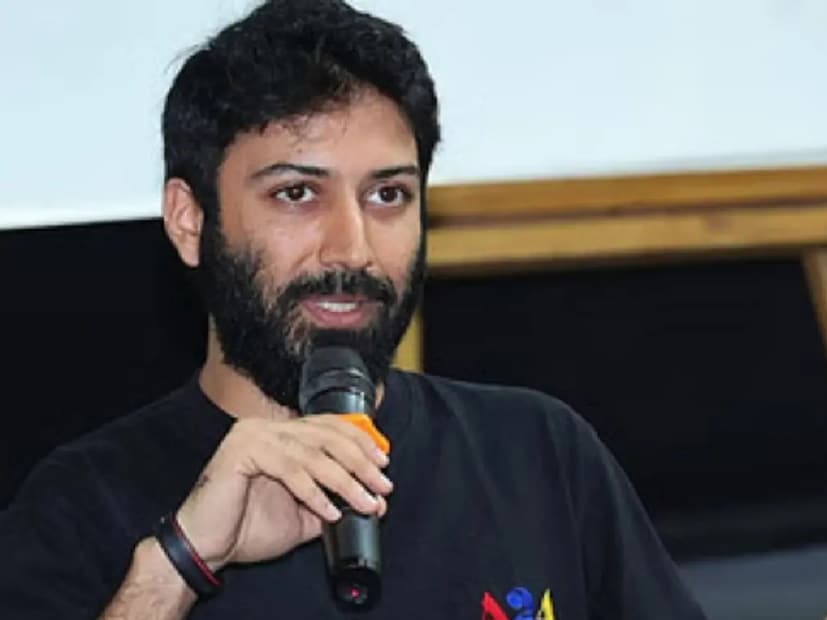 পরিচালক অভিনব সিংহ সোশ্যাল মিডিয়ায় এক দীর্ঘ পোস্ট লেখেন প্রতীকের বিরুদ্ধে। তাতে তিনি দাবি করেছেন, প্রতীকের বিরুদ্ধে বহু মহিলার বয়ান রয়েছে তাঁর কাছে। আর তার পর থেকেই কোণঠাঁসা প্রতীক শাহ।
