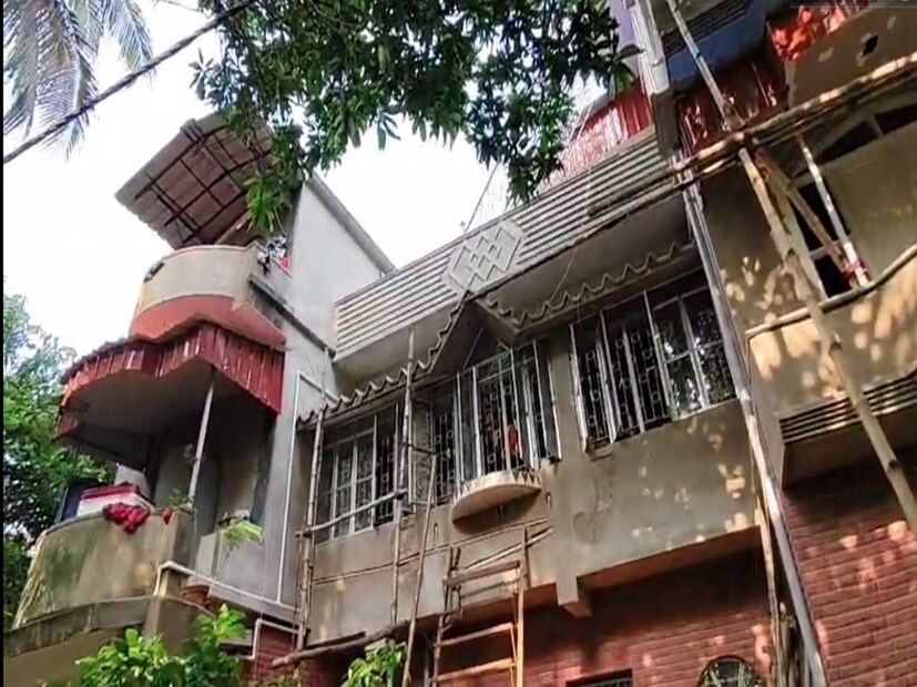 অমিত দত্তর বাড়িতে জোড়া বাইক রয়েছে। কিন্তু সাইকেল চড়েই সে যাতায়ত করত বলে দাবি স্থানীয়দের। গত পয়লা জুন হাওড়ার আন্দুলের রাজাপুরে চুরি করতে যায় অমিত। সঙ্গে আরও কয়েকজন। খবর পেয়ে তাদের ঘিরে ফেলে পুলিশবাকিরা পালিয়ে যায়। অমিতকে ধরে ফেলে পুলিশ। চোরদের এই গ্যাংয়ে আর কারা রয়েছে। এই গ্যাংয়ের মাথা কে। এই সব প্রশ্নের উত্তর খুঁজছেন তদন্তকারীরা। 
Story And Picture: Samir Mondal