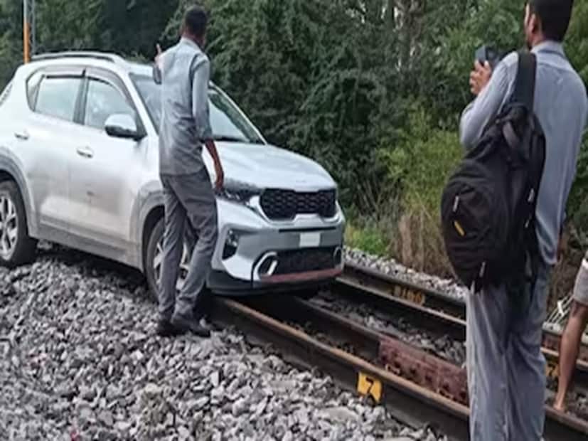 দুর্ঘটনায় গাড়ির জানালাগুলি ভেঙে যায়। রেলওয়ে পুলিশ দ্রুত মহিলাকে উদ্ধার করে এবং তাকে হেফাজতে নেয়। পরে জানা যায় যে তিনি মদ্যপ অবস্থায় গাড়ি চালাচ্ছিলেন। রেলওয়ে পুলিশের সুপারিনটেনডেন্ট চন্দনা দীপ্তি জানান, মহিলাটি আক্রমণাত্মক আচরণ করছিলেন এবং মানসিকভাবে অস্থির দেখাচ্ছিলেন।