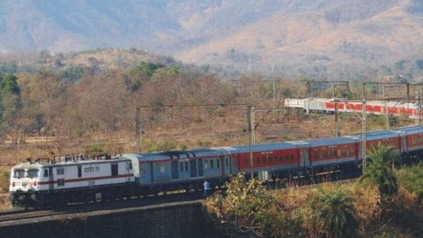 চলন্ত রাজধানী এক্সপ্রেসে একজন প্যান্ট্রি বয়কে এমন একটি কাজ করতে দেখা গেল যা অবিশ্বাস্য। চলন্ত ট্রেনের কামরায় ঘুরে ঘুরে কী করছিলেন প্যান্ট্রি বয়? নিজে চোখে না দেখলে বিশ্বাস করতে পারবেন না, নিশ্চিত। Representative Image