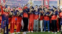 RCB Celebration: জিততেই রাস্তায় নেমে নাচ ফ্যানদের