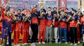 RCB Celebration: জিততেই রাস্তায় নেমে নাচ ফ্যানদের