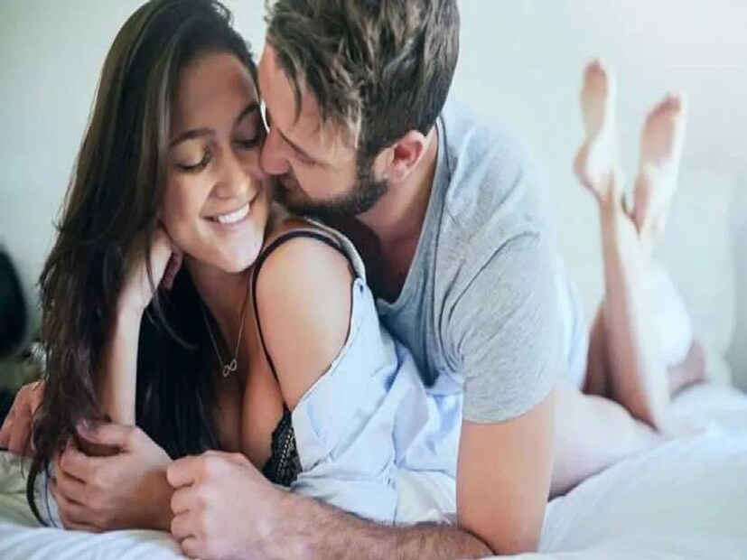 *জেসিকার বাবা (যিনি তার সঙ্গী অ্যালানের বয়সী) বলেছেন, &quot;প্রথমে এটি অদ্ভুত ছিল, তবে এখন সবকিছু ঠিক আছে। আমি কখনই সন্দেহ করিনি তাদের সম্পর্ক নিয়ে। ওঁরা সত্যিকারের প্রেমে পড়েছিল। জেসিকা বলেন, &quot;অ্যালান সর্বদা বয়স্ক পুরুষদের সঙ্গে ডেট করত, তাই তার বাবা এটি নতুন খুঁজে পাননি। কিন্তু অনলাইন দুনিয়া এত সহজ নয়। জেসিকা নিজের এবং অ্যালানের ভিডিও টিকটকে শেয়ার করতে পছন্দ করেন, তবে কিছু লোক অশ্লীল মন্তব্য করে।&quot; একবার, ক্রুজে নাচতে নাচতে, তিনজন মহিলা অ্যালানকে চিৎকার করে বলেছিলেন, &quot;এত ছোট মেয়ের সঙ্গে?&quot;, &quot;উনি কি বাচ্চার বাবা?&quot; সংগৃহীত ছবি। 