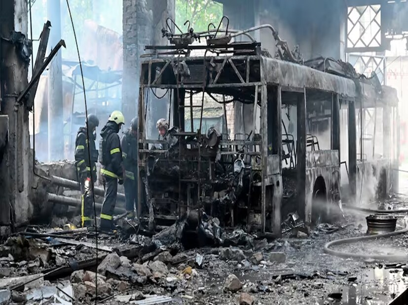 ব্রিটেনের তরফে জানানো হয়েছে, মারণ ড্রোন রাশিয়া ও ইউক্রেনের যুদ্ধের গতিপথ সম্পূর্ণরূপে বদলে দিয়েছে। ফলে তাদের তরফে ইউক্রেনকে সাহায্যের হাত বাড়িয়ে দেওয়া হবে। যার জেরেই ড্রোন সাপ্লাই ১০ গুণ বাড়ানোর সিদ্ধান্ত নেওয়া হয়েছে।