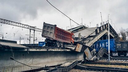 রাশিয়ার ব্রায়ানস্ক অঞ্চলে সেতু ধসে ট্রেন লাইনচ্যুত হয়ে সাতজনের মৃত্যু ও ৩০ জন আহত হয়েছেন। গভর্নর আলেক্সান্দর বোগোমাজ এই তথ্য জানিয়েছেন। দুর্ঘটনাটি ক্লিমভ ও মস্কোর মধ্যে ঘটে। রাশিয়ার ব্রায়ানস্ক অঞ্চলে সেতু ধসে ট্রেন লাইনচ্যুত হয়ে সাতজনের মৃত্যু ও ৩০ জন আহত হয়েছেন। গভর্নর আলেক্সান্দর বোগোমাজ এই তথ্য জানিয়েছেন। দুর্ঘটনাটি ক্লিমভ ও মস্কোর মধ্যে ঘটে।