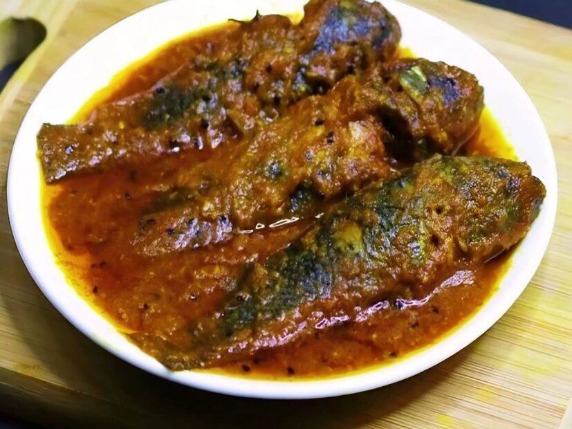 মাছ দেখলেই বাঙালির মুখে চওড়া হাসি। যেই দেশেই বাঙালি থাকুক না কেন, মাছ খুঁজে নিতে দেরি করে না বাঙালি। কারণ কথায় বলে মাছে ভাতে বাঙালি। পুটি, মৌরলার মতো ছোট মাছ হোক বা ইলিশ-কাতলার মতো বড় মাছ, পাতে মাছ দেখলেই মন ভাল হয়ে যায় বাঙালির।