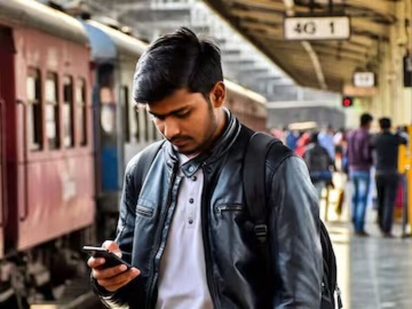 সন্দেহজনকভাবে দাঁড়িয়ে থাকতে দেখেই জেরা শুরু করে জিআরপি। অসংলগ্ন কথায় সন্দেহ হওয়ায় ছেলেটিকে ব্যাগ খুলতে বলে পুলিশ। কিন্তু তারপরেই অবাক হওয়ার পালা। একের পর এক বেরোতে থাকে একটি সোনার চেইন, একটি নাকের নথ, একটি মঙ্গলসূত্র, একটি মোবাইল ফোন, নগদ ৩৫০০ টাকা! দেখে মুহূর্তে চোখ কপালে ওঠে পুলিশের। Representative Image