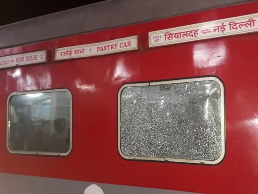 মহারাষ্ট্রের নাগপুরে সম্প্রতি রাজধানী এক্সপ্রেসে এমনই এক ভয়ঙ্কর ঘটনা ঘটল যার পর আতঙ্কে রীতিমতো কাঁপছিলেন গোটা ট্রেনের যাত্রীরা। গত ২০ জুন রাতে চলন্ত রাজধানী এক্সপ্রেসে রাতের অন্ধকারে যা ঘটেছিল তা ইতিমধ্যেই ছড়িয়ে পড়েছে সোশ্যাল মিডিয়ায়। ঠিক কী ঘটেছিল সেই রাতে?