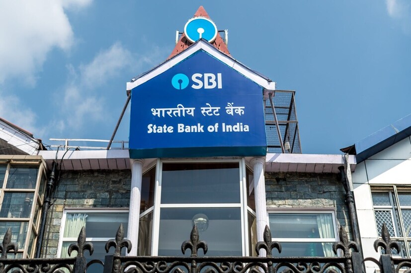 SBI দেশের বৃহত্তম সরকারি ব্যাঙ্ক স্টেট ব্যাঙ্ক অফ ইন্ডিয়া, সংক্ষেপে এসবিআই তাদের বিশেষ স্থায়ী আমানত (FD) অমৃত বৃষ্টি প্রকল্পের সুদের হার কমিয়েছে এবং অন্যান্য নিয়মিত স্থায়ী আমানতের হার অপরিবর্তিত রেখেছে। অমৃত বৃষ্টি এফডির জন্য সংশোধিত হার ১৫ জুন, ২০২৫ থেকে কার্যকর হয়েছে। বিগত সপ্তাহে, ভারতীয় রিজার্ভ ব্যাঙ্ক জুনের মুদ্রানীতি সভায় রেপো রেট ৫০ বেসিস পয়েন্ট (bps) কমানোর পর, আইসিআইসিআই ব্যাঙ্ক, এইচডিএফসি ব্যাঙ্ক এবং কানাড়া ব্যাঙ্ক সহ বেশিরভাগ ব্যাঙ্ক তাদের স্থায়ী আমানতের সুদের হার কমিয়েছে।