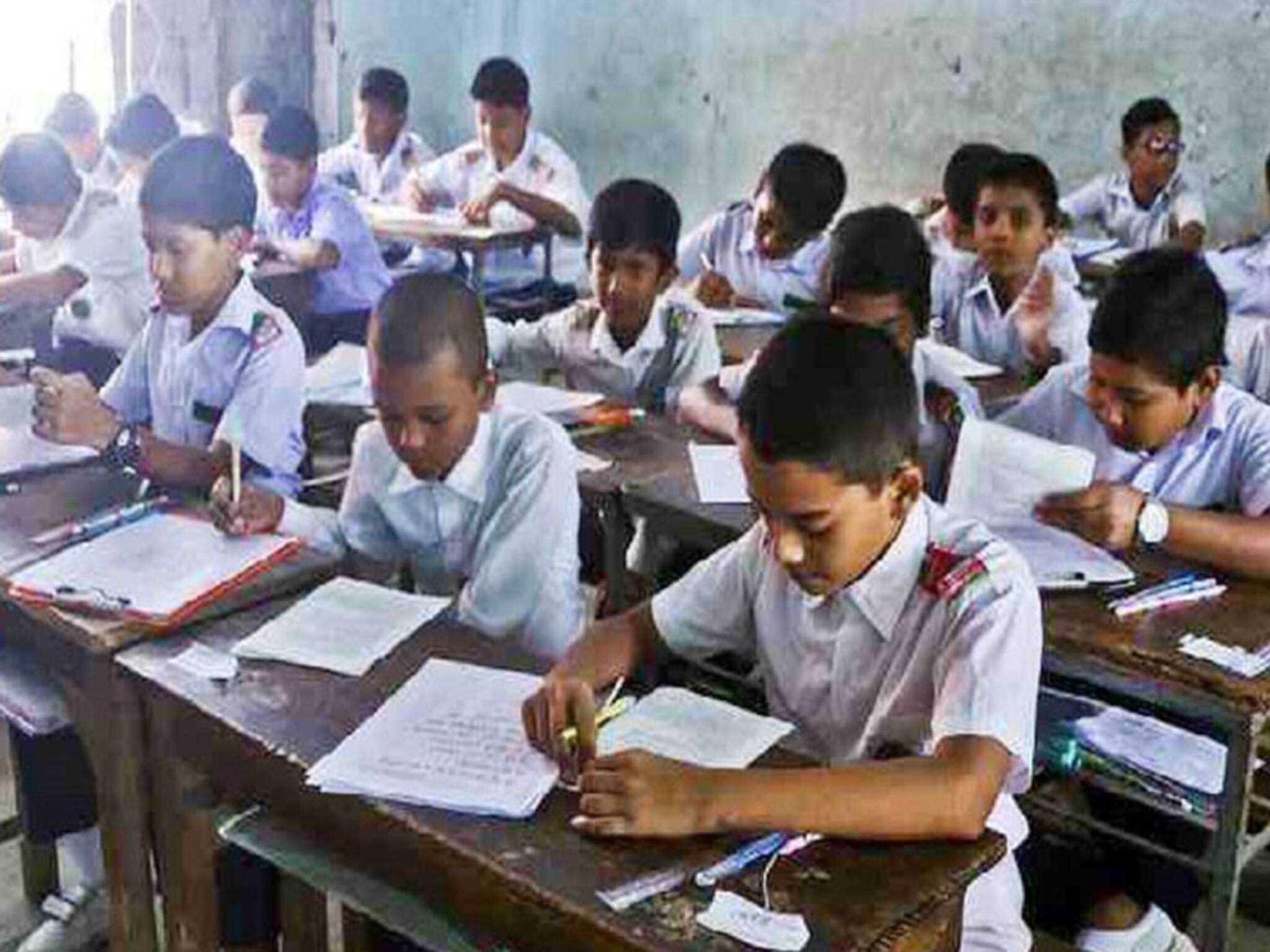 সকালে নাকি দুপুরে, স্কুল কখন শুরু হবে? পর্ষদ ও জেলার টানাপোড়েন, সূচী 'বদলে' মহা বিপদে পড়ুয়ারা