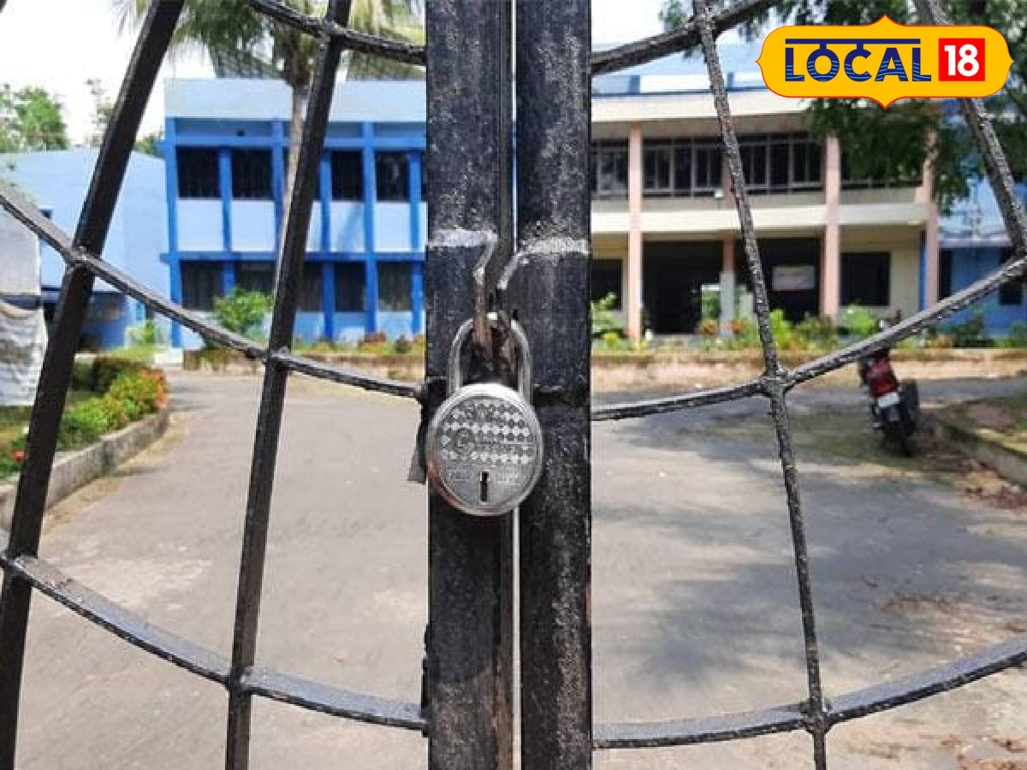 ৩ দিন ছুটির পর স্কুল খুলতেই মদের বোতল, গ্লাসে একাকার! অঘোষিত ছুটিতে পড়ুয়ারা