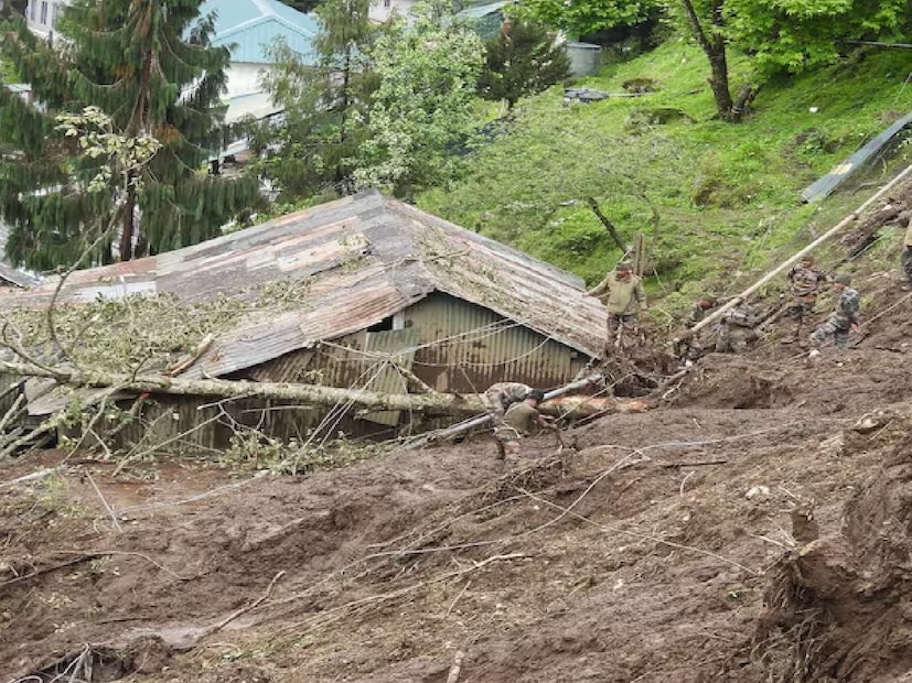 এর আগে সিকিমের লাচেন জেলার চাতেং এলাকায় ভূমিধসের কবলে সেনা শিবির উদ্ধার কার্জ চালিয়ে যাচ্ছে ভারতীয় সেনাবাহিনী, উদ্ধার দুই সেনা কর্মী হাবিলদার লখবিন্দার সিং, লায়ন্স নায়েক মুনিশ ঠাকুর-সহ এক মালবাহকের মৃতদেহ।