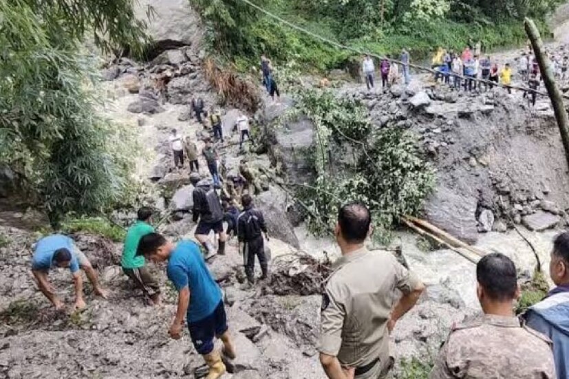 চোখ রাঙাচ্ছে তিস্তা। অবিরাম বৃষ্টির কারণে সিকিমের বিভিন্ন এলাকার রাস্তায় নেমেছে ধস। বিভিন্ন জনপ্রিয় পর্যটন স্থান গুলি পৌঁছানোর রাস্তা গুলি বন্ধ করছে প্রশাসন। পর্যটকদের না যাওয়ার নির্দেশ দিচ্ছে সিকিম প্রশাসন।সিকিমে প্রবল বৃষ্টিপাতের মধ্যে তিস্তা নদীর স্রোতে ভেসে গেল সঙ্কলং সেতু৷