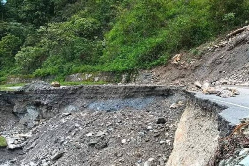 এছাড়াও ভুটান এবং উত্তরপূর্ব ভারতের সঙ্গে যোগাযোগের অন্যতম এশিয়ান হাইওয়ে ৪৮ নম্বরের ওপর অবস্থিত গেরগেন্ডা সেতুর মুখের অংশটি জলের তোরে ধসে যাওয়ায় শনিবার রাত থেকেই বন্ধ করে দেওয়া হয়েছে যান চলাচল, বিকল্প পথ দিয়ে রবিবার ভুটান এবং উত্তরপূর্ব ভারতের সঙ্গে যোগাযোগ বজায় রেখেছে জলপাইগুড়ি সহ উত্তরবঙ্গ।