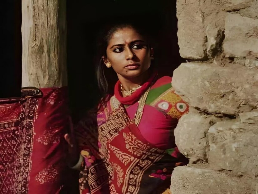 গত মাসে প্রসার ভারতীর আর্কাইভ নামের ইনস্টাগ্রাম পেজে একটি ভিডিও শেয়ার করা হয়েছিল। এই ভিডিওতে রবি শাস্ত্রী একটি সাক্ষাৎকার দিচ্ছেন। এই ভিডিওটি শাস্ত্রীর যৌবনের সময়কার। শাস্ত্রী বলেছেন যে তাঁর প্রিয় নায়িকা হলেন স্মিতা পাতিল। তিনি বলেন যে দুর্ভাগ্যবশত তিনি মারা গেছেন। আমি খুব দুঃখিত কারণ তিনি আমার প্রিয় অভিনেত্রী ছিলেন। আমি মনে করি এটি ভারতের জন্য একটি বিরাট ক্ষতি। শাস্ত্রী বলেন যে স্মিতা পাতিলের ছবি "মন্থন" তার প্রিয়।