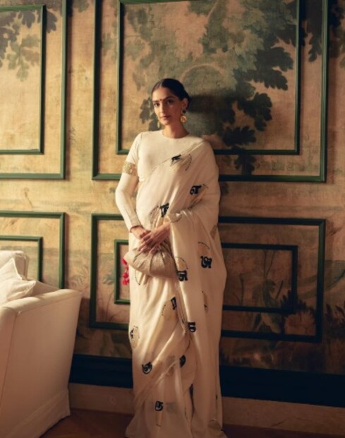 সোনম কাপুর বলেছিলেন, 'একজন লোক পেছন থেকে এসে আমার স্তনে হাত দেয়। স্পষ্টতই সেই বয়সে আমার স্তন সঠিক আকারও নেয়নি। কিন্তু হঠাৎ করেই আমি ওই ঘটনায় কেঁপে উঠেছিলাম। আমি একেবারে কেঁপে ওঠার পর বুঝতে পারিনি কী করব! আমি কাঁদতে শুরু করেছিলাম এবং অনেকক্ষণ ধরে কেঁদেছিলাম।'