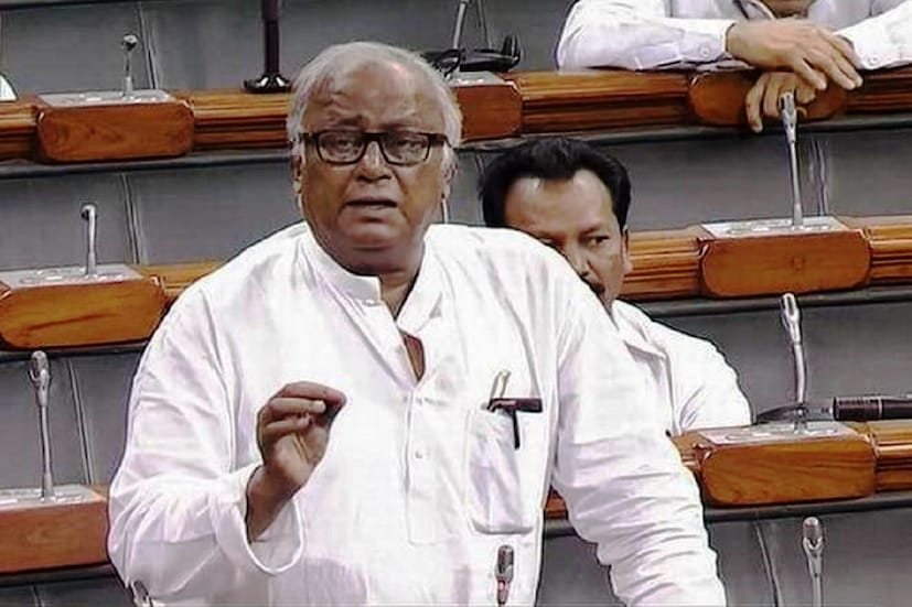 ফুসফুসের রোগ বা সিওপিডি ধরা পড়েছে তাঁর। সেই সঙ্গে রয়েছে মধুমেহ রোগ। টাইপ টু ডায়াবেটিসে বেশ কিছুদিন যাবৎ ভুগছেন প্রবীণ সাংসদ। সেই সঙ্গে উচ্চ রক্তচাপ বা হাইপারটেনশনের রোগী তিনি। File Photo