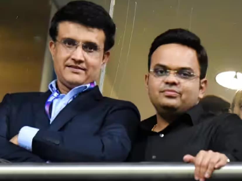 তখন সৌরভ হাসতে হাসতে বলেছিলেন, 'আমি ওকে আগে বারণ করব। কারণ মেয়েদের ক্রিকেট খেলার কোনও দরকার নেই।' সৌরভ আরও বলেন, এমন চাপ কিছুদিন অবশ্য়ই থাকবে। আগে সচিন তেন্ডুলকরের একটা লেখা পড়েছিলাম।  ও নিজেও বেশ কয়েকবার বলেছে, অর্জুনকে একা ছেড়ে দেওয়া হয়। ওর উপর সচিন তেন্ডুলকরের ছায়া রয়েছে। তাই স্বাভাবিকভাবেই ওকে অনেক সমস্যা সামলাতে হবে। অর্জুনকে মুম্বই অনূর্ধ্ব-১৪ দলে সিলেক্ট করা হয়েছিল। তখন অন্য একজন ক্রিকেটারের মা এসে অভিযোগ করেন, অর্জুনকে দলে নেওয়ার জন্য তাঁর ছেলেকে নেওয়া হয়নি। সচিনের ছেলে বলেই অর্জুনকে দলে নেওয়া হয়েছে। 