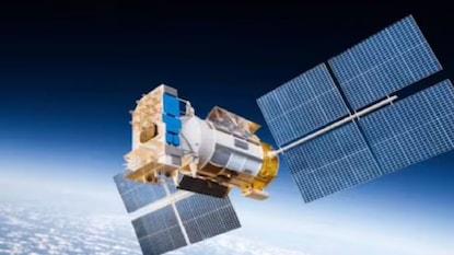 ১৫০ কোটিতে তৈরি হচ্ছে ভারতের ‘স্পেস আর্মার’, শত্রু দেশের গুপ্তচরের উপর নজরদারি করবে স্যাটেলাইট, ২০২৬-এর মধ্যেই প্রস্তুত হবে সম্পূর্ণ ব্যবস্থা! ১৫০ কোটিতে তৈরি হচ্ছে ভারতের ‘স্পেস আর্মার’, শত্রু দেশের গুপ্তচরের উপর নজরদারি করবে স্যাটেলাইট, ২০২৬-এর মধ্যেই প্রস্তুত হবে সম্পূর্ণ ব্যবস্থা!