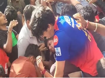'আমাকে এখানেই থাকতে দাও', পদপিষ্টে মৃত ছেলের কবর আঁকড়ে কাঁদছে বাবা 'আমাকে এখানেই থাকতে দাও', পদপিষ্টে মৃত ছেলের কবর আঁকড়ে কাঁদছে বাবা