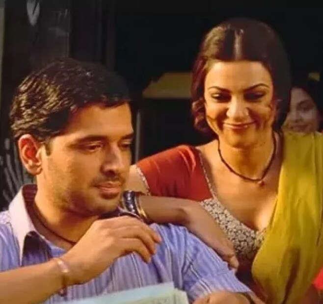 চিঙ্গারিকে তাড়া করে বেড়ানোর প্রথম দিকের বিতর্কগুলির মধ্যে একটি ছিল প্রধান অভিনেত্রী সুস্মিতা এবং নবাগত অনুজ সাওনির, যিনি একজন পোস্টম্যানের চরিত্রে অভিনয় করেছিলেন যিনি সুস্মিতার যৌনকর্মী চরিত্রের প্রেমে পড়েন। ছবির প্রচারের সময়, অনুজ সুস্মিতার সঙ্গে তাঁর অন-স্ক্রিন চুম্বন করতে ৩৬ টি টেক লেগেছিল। কল্পনা পরে প্রকাশ করেছিলেন যে বিতর্কের কারণে তাদের প্রচারের দুটি গুরুত্বপূর্ণ মাস নষ্ট হয়েছিল, কারণ ছবিটি সুস্মিতার উপস্থিতি এবং তারকা শক্তির উপর ব্যাপকভাবে নির্ভরশীল ছিল।