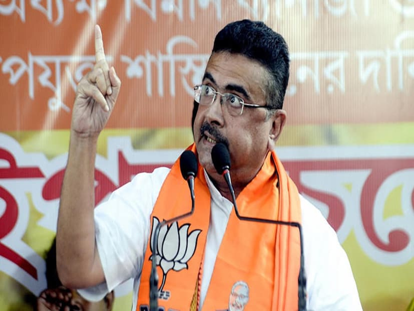 এসআইআর-সহ বিভিন্ন বিষয় নিয়ে করা সাংবাদিকদের প্রশ্নের উত্তরে এদিন একের পর এক বিস্ফোরক মন্তব্য করেন শুভেন্দু অধিকারী! নন্দীগ্রামে সাংবাদিকদের মুখোমুখি হয়ে বিরোধী দলনেতা বলেন, তৃণমূল SIR আটকাতে চায়। কারণ তৃণমূলের খেলা ভোট ব্যাঙ্কের খেলা। ক্ষমতায় টিকে থাকার খেলা।