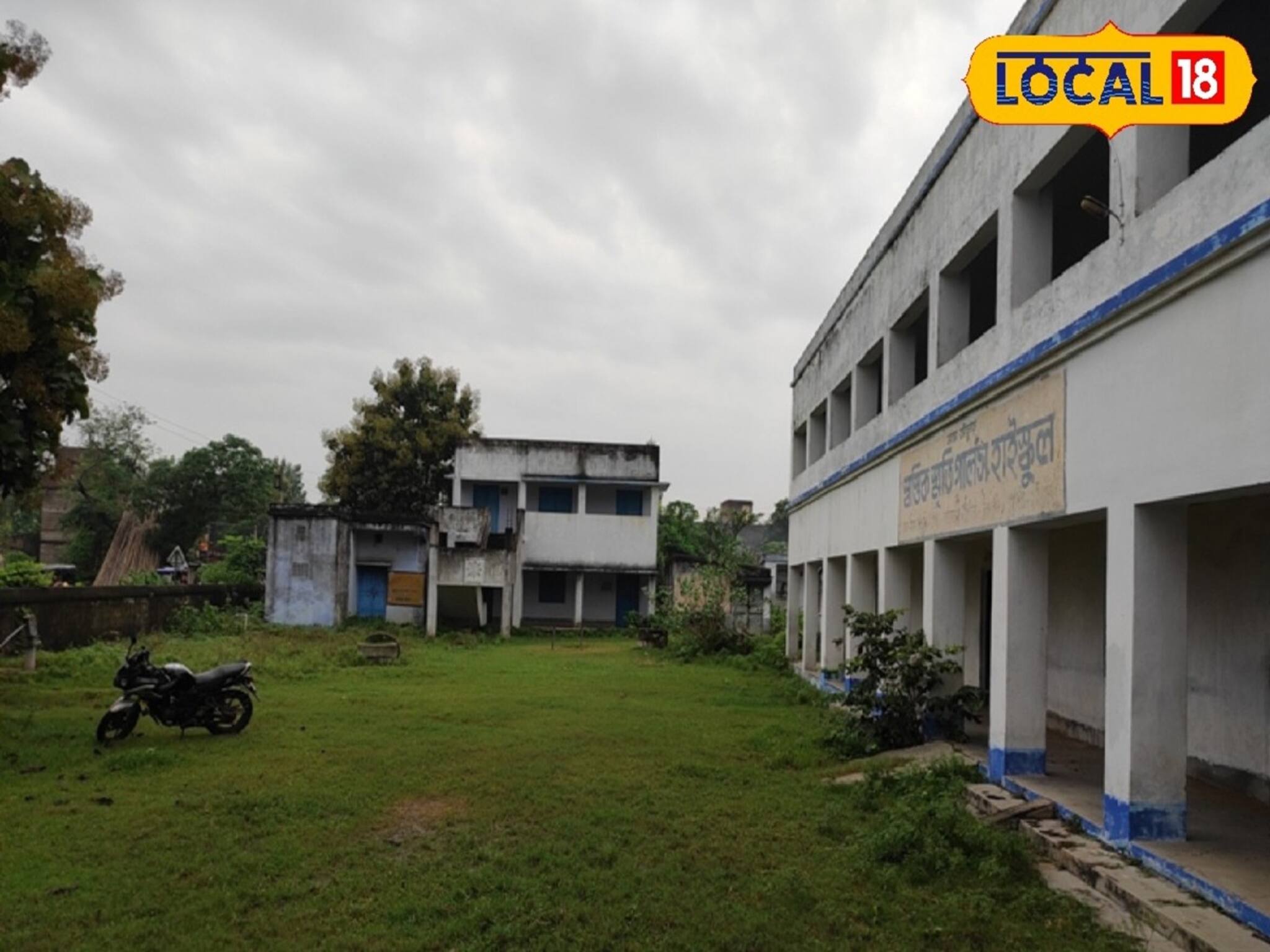 বাঁকুড়ার মেয়েদের এই স্কুলের দেওয়ালেই রয়েছে যত রহস্য! স্কুলে যেতেই শিখে যায় কতকিছু