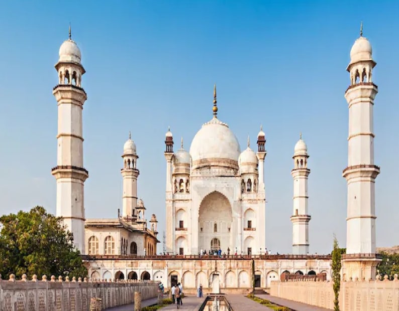 &#x1f54c; ১. মিনি তাজমহল: বিবি কা মকবরা, মহারাষ্ট্রতাজমহলের নাম তো সবাই জানেন। সম্রাট শাহজাহান তাঁর স্ত্রী মমতাজের স্মৃতিতে গড়ে তুলেছিলেন প্রেমের এই অপূর্ব সৌধ। কিন্তু মহারাষ্ট্রের ঔরঙ্গাবাদেও রয়েছে তেমনই এক সৌধ—বিবি কা মকবরা। এটি তৈরি করেছিলেন আওরঙ্গজেবের পুত্র আজম শাহ, তাঁর মা দিলরস বানু বেগম-এর স্মৃতিতে। স্থাপত্যে ও মার্বেল কাজের সৌন্দর্যে এটি অবিকল তাজমহলের মতো। একেই বলা হয় ‘দাক্ষিণাত্যের তাজমহল’।