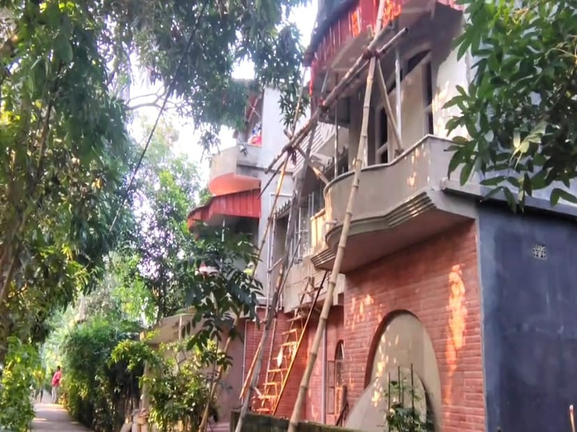 এই রাজপ্রাসাদ দক্ষিণ ২৪ পরগনার নোদাখালির ভেটকাখালিতে। বাড়ির মালিক অমিত দত্ত। গত পয়লা জুন তাকে গ্রেফতার করে পুলিশ। হাওড়ার আন্দুলের একটি বাড়িতে চুরি করতে গিয়ে হাতেনাতে ধরা পড়ে যায়। ৩ জুন অমিতকে নিয়ে নোদাখালিতে যায় পুলিশ। চুরির দায়ে ধৃতর বাড়ি দেখে পুলিশের চোখ কপালে ওঠে।  Story And Picture: Samir Mondal
