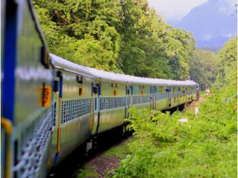Indian Railways: দোতলা ট্রেনে সিটের নীচ থেকে হঠাৎ টিক টিক শব্দ! হইচই গোটা কামরায়, উঁকি দিতেই ঘাম ছুটল টিটির Indian Railways: দোতলা ট্রেনে সিটের নীচ থেকে হঠাৎ টিক টিক শব্দ! হইচই গোটা কামরায়, উঁকি দিতেই ঘাম ছুটল টিটির