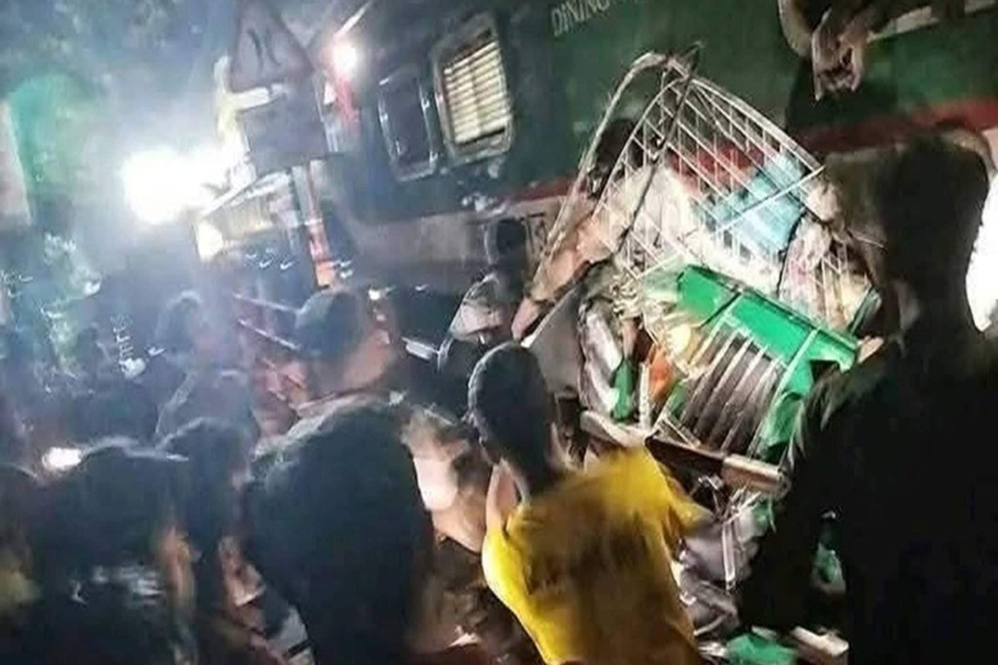 বাংলাদেশে ভয়াবহ ট্রেন দুর্ঘটনা! একের পর এক গাড়িতে ধাক্কা ট্রেনের! রক্তে ভাসল চারিদিক