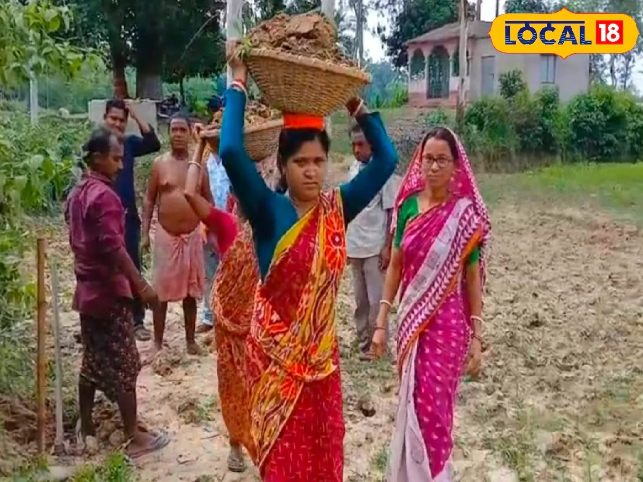 জনপ্রতিনিধি হয়েও কোদাল হাতে, মাথায় মাটি ভর্তি ঝুড়ি নিয়ে নিজেই রাস্তা সারাই করছেন ইনি