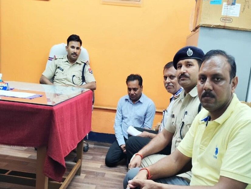 ঘটনায় আরপিএফ দারভাঙ্গার ইন্সপেক্টর পুখরাজ মীনা বলেন, "অভিযুক্ত আসলে একজন ভুয়ো এডিআরএম হিসেবে বিনা টিকিটে ট্রেনে ভ্রমণ করছিল। শুধু তাই নয় ব্যক্তিটি ট্রেনের প্রথম শ্রেণীতে ভ্রমণ করছিলেন। এমনকি এডিআরএমের সঙ্গে তার কোনও সম্পর্কই ছিল না। অভিযুক্ত মধুবনির বাসিন্দা। তিনি একটি বেসরকারি কোম্পানিতে সেলস ম্যানের কাজ করেন বলেই প্রাথমিক ভাবে জানা গিয়েছে।"
