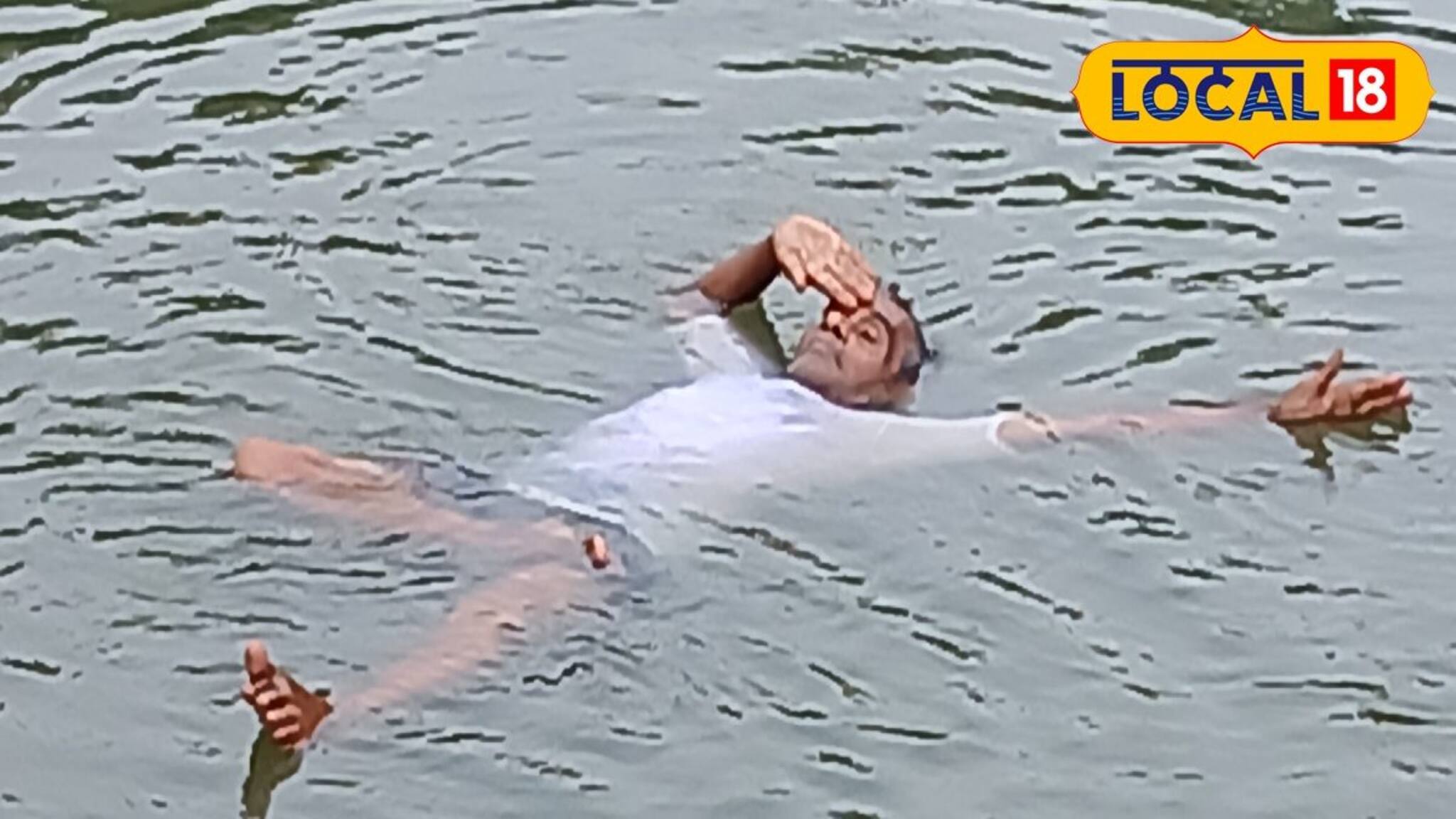 International Yoga Day Celebration: ডাঙ্গায় নয়, জলে! আন্তর্জাতিক যোগ দিবসে জলে যোগাসন করে নজর কাড়লেন হাওড়ার এই ব্যক্তি