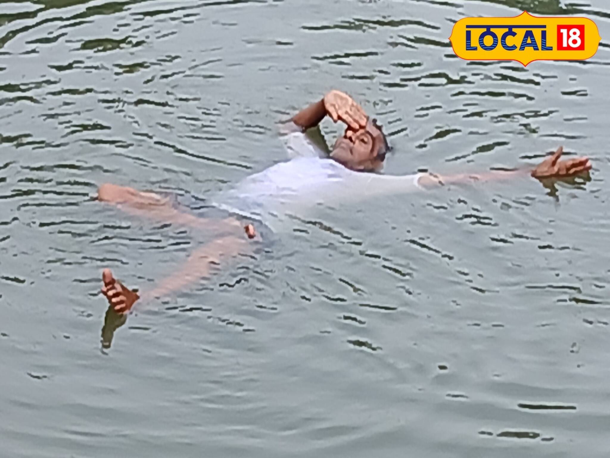 ডাঙ্গায় নয়, জলে! আন্তর্জাতিক যোগ দিবসে জলে যোগাসন করে নজর কাড়লেন হাওড়ার এই ব্যক্তি