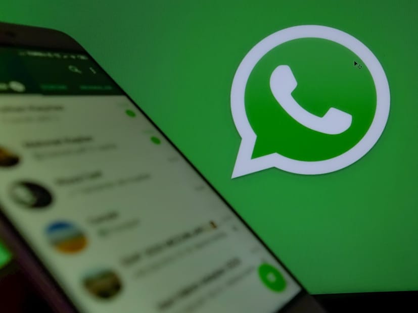 WhatsApp Draft List: অত্যন্ত প্রয়োজনীয় আপডেট - এমন বহুবার হয়েছে যে, মেসেজ লিখতে শুরু করেছেন ব্যবহারকারী এবং তা পাঠাতে ভুলে গিয়েছেন। কিংবা মেসেজ পরে পাঠানোর সিদ্ধান্ত নিয়েছেন। বেশিরভাগ ব্যবহারকারীই WhatsApp-এ একটি ড্রাফ্ট ফোল্ডার সিস্টেম চেয়ে এসেছেন, যা এখনও পর্যন্ত পাওয়া যায়নি। এবং এর পরিবর্তে ব্যবহারকারীকে বার্তাগুলির বিষয়বস্তু বা কন্টেন্ট খুঁজে পাওয়ার জন্য স্ক্রোল করতে হবে। কিন্তু ড্রাফ্ট লিস্ট থাকলে এই চ্যাটগুলি এক ক্লিকে বা একটা ট্যাপেই খুঁজে পাওয়া সম্ভব হতে পারে।