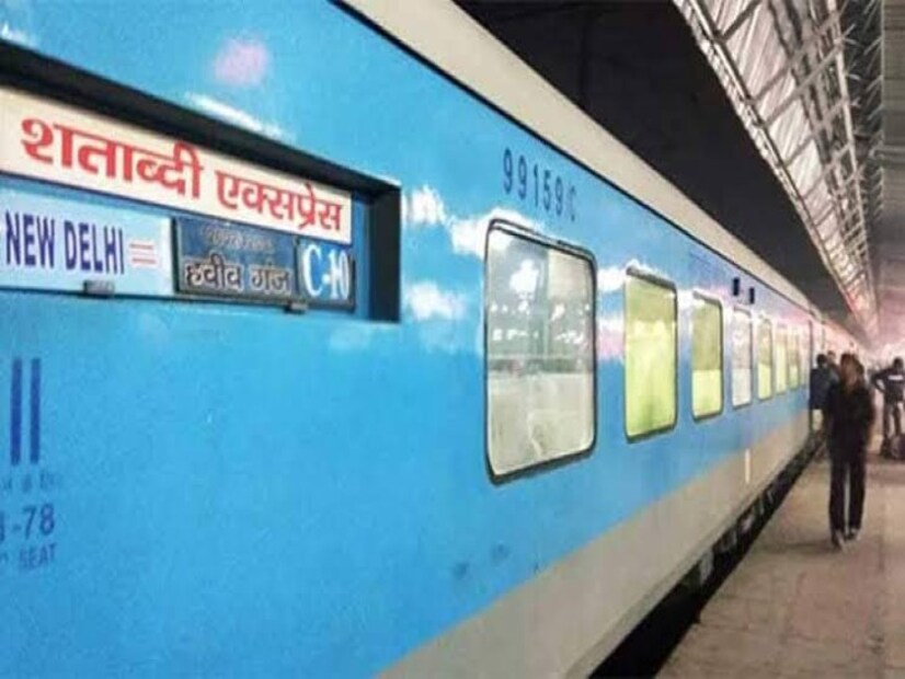 যেমন আরামদায়ক আসন ও যাত্রা ব্যবস্থা, ঠিক তেমনই আবার দ্রুতগামী এই ট্রেন নির্দিষ্ট সময়ে গন্তব্যে পৌঁছে দিতে অন্যতম সেরা বিকল্প। তাই এই ট্রেনের টিকিট পেলেই হাসি চওড়া হয় ভ্রমণকারীর।