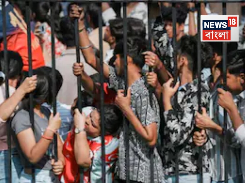 ফ্রি পাসের ঘোষণা: প্রথম সমস্যা শুরু হয় বুধবার বিকেলের দিকে৷ প্রত্যক্ষদর্শীরা জানিয়েছেন, বুধবার চিন্নাস্বামী স্টেডিয়ামের বিভিন্ন এন্ট্রি গেটের বাইরে দুপুর ২টো থেকেই লোকজন জড়ো হতে শুরু করে৷ তারমধ্যে যখন টিম বাস ভিড় ঠেলে এগিয়ে যায়, তখন সবচেয়ে বেশি ধাক্কাধাক্কি শুরু হয় থিক থিক করা ভিড়ের মধ্যে৷ অনেকেই ভেবেছিলেন তাঁদের ফ্রি পাস দেওয়া হবে৷ বা এমনি এমনিই ঢুকতে দেওয়া হবে৷ কিন্তু, পরবর্তী ঘোষণাতেই তোলপাড় পড়ে যায় ভিড়ের মধ্যে..