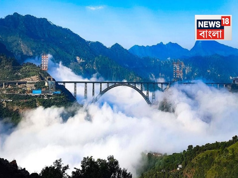 নয়াদিল্লি: ঠিক যেন রূপকথার সিনেমা থেকে উঠে আসা দৃশ্য৷ এবার এখানেই বেড়াতে যেতে পারবেন আপনি৷ আগামিদিনে ভারতীয় রেলের হাত ধরে চেনাব রেল সেতু হয়ে যেতে পারে দেশের অন্যতম সেরা পর্যটন ক্ষেত্র। তিন বছর আগেই গোল্ডেন জয়েন্টের কাজ শেষ হয়েছে চেনাব রেল সেতুর। এর পর ধাপে ধাপে বাকি কাজ শেষ হয়ে যায়। সমস্ত ধরণের ট্রায়াল রান শেষ। ছুটবে এবার বন্দে ভারত এক্সপ্রেস। এবার এই সেতুকে ঘিরে একাধিক পরিকল্পনা নিচ্ছে রেল।  