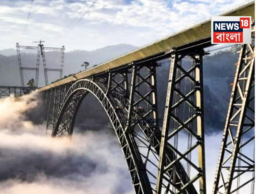 কাটরা থেকে শ্রীনগর পৌঁছতে লাগবে ৭০০ টাকার টিকিট আর হাতে ৩ ঘণ্টা সময়-ব্যস এই টুকুই৷ না এটা মনে হয় একটু বেশিই সরলীকরণ হয়ে গেল৷ কাটরা টু শ্রীনগর বন্দেভারতের দু’টি ক্লাস রয়েছে৷ সেই ক্লাস অর্থাৎ, শ্রেণিভিত্তিক টিকিটের দামে পার্থক্য থাকছে৷ হেরফের হচ্ছে সময়ের ক্ষেত্রেও৷