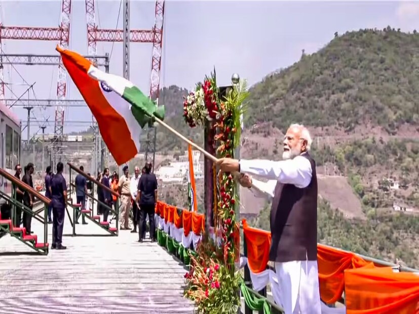 শুক্রবার প্রধানমন্ত্রী নরেন্দ্র মোদি উদ্বোধন করলেন এই ট্রেন পরিষেবার৷ শনিবার অর্থাৎ, ৭ জুন থেকে শুরু হবে বাণিজ্যিক পরিষেবা। জানা গিয়েছে,দুটি ট্রেনই দিনের বেলায় ফিরতি যাত্রা করবে৷