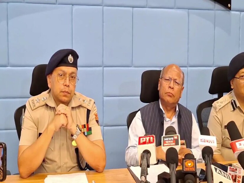 তাছাড়া, হানিমুন থেকে ফেরার টিকিট সোনমরা কেন কাটেনি, তা নিয়েও সন্দেহ দানা বেঁধেছিল৷ সোনম ফোনের মাধ্যমে তার প্রেমিক রাজ কুশওয়াহার সাথে সমানে কন্টাক্ট রেখে যাচ্ছিল৷ প্রমাণ মেলে সেখানেও৷ তারপরেই শুরু হয় ধরপাকড়৷ গ্রেফতার হয় সোনমের প্রেমিক রাজ কুশওয়াহা, আর তিন তার তিন সঙ্গী ভিকি, আকাশ এবং আনন্দ৷ যদিও রাজ মেঘালয়ে যায়নি৷
