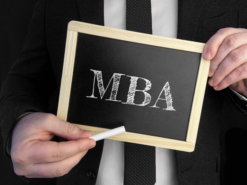 ঝকঝকে চাকরি, দুর্দান্ত স্যালারি৷ MBA এমন একটা কোর্স যা পড়া শেষ করলেই রোজগার পাকা৷ আসুন জেনে নেওয়া যাক পশ্চিমবঙ্গের কোন টপ কলেজে MBA পড়ানো হয় এবং সেখানে পড়তে কত টাকা লাগে৷