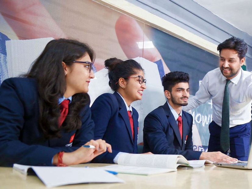 IMI Kolkata (International Management Institute), ইন্ডিয়ান ইনস্টিটিউট অফ ম্যানেজমেন্ট, কলকাতা (আইআইএম কলকাতা), ২ বছরের কোর্স ফি ৪ লাখ ৭৫ হাজার মতো, চাকরির সর্বোচ্চ প্যাকেজ হতে পারে ৩৭ LPA৷ CAT , JMET-এর স্কোরের ভিত্তিতে ভর্তি নেওয়া হয় এখানে৷ 
