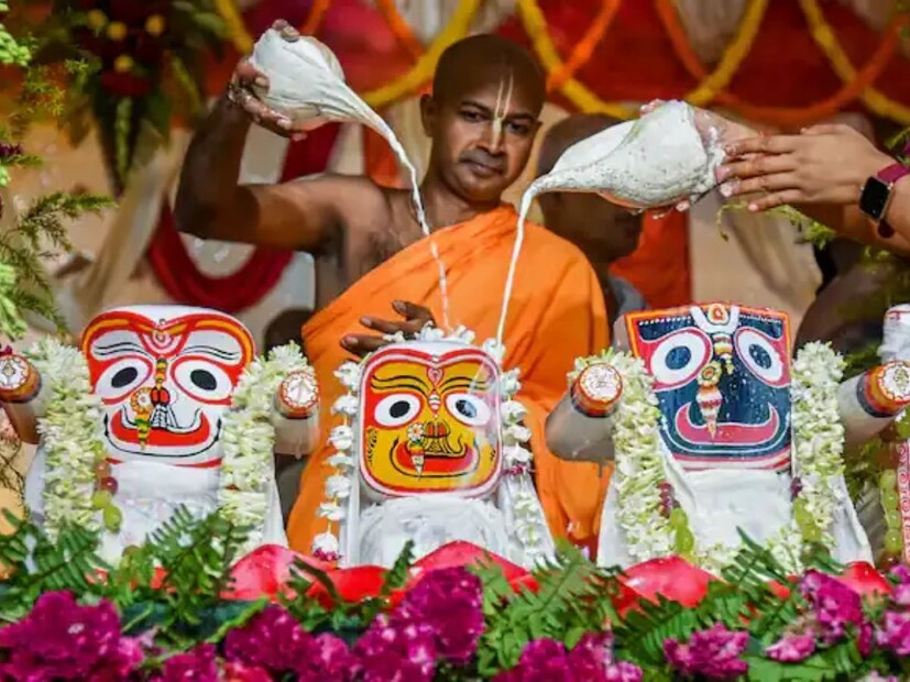 এদিনই শেষ জগন্নাথ দর্শন করা যাবে। এরপর ১৫ দিন পর ফের জগন্নাথ সকলের সামনে আসবেন। ওই সময় চলবে অনসর পর্ব। আয়ুর্বেদিক পাঁচনে জগন্নাথ সুস্থ হয়ে আগামী ২৬ তারিখ দেখা দেবেন সকলকে।